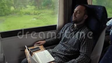 年轻人在火车上睡觉。
